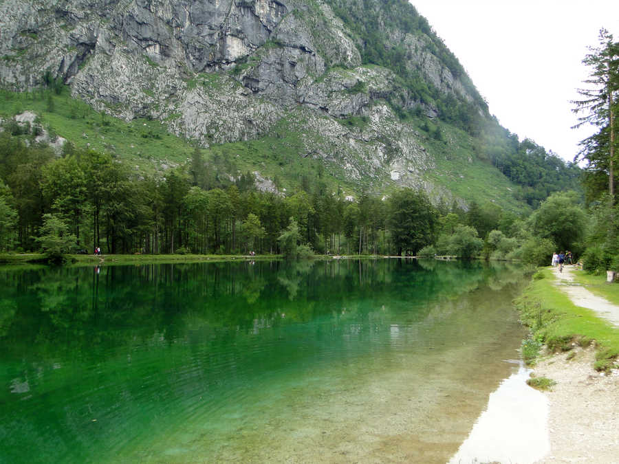 Ein Weg führt um den Oberen Bluntausee