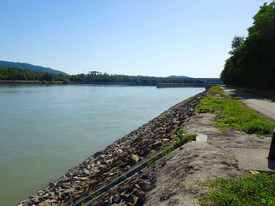 Donau Revier Emmersdorf unterhalb vom Kraftwerk Melk