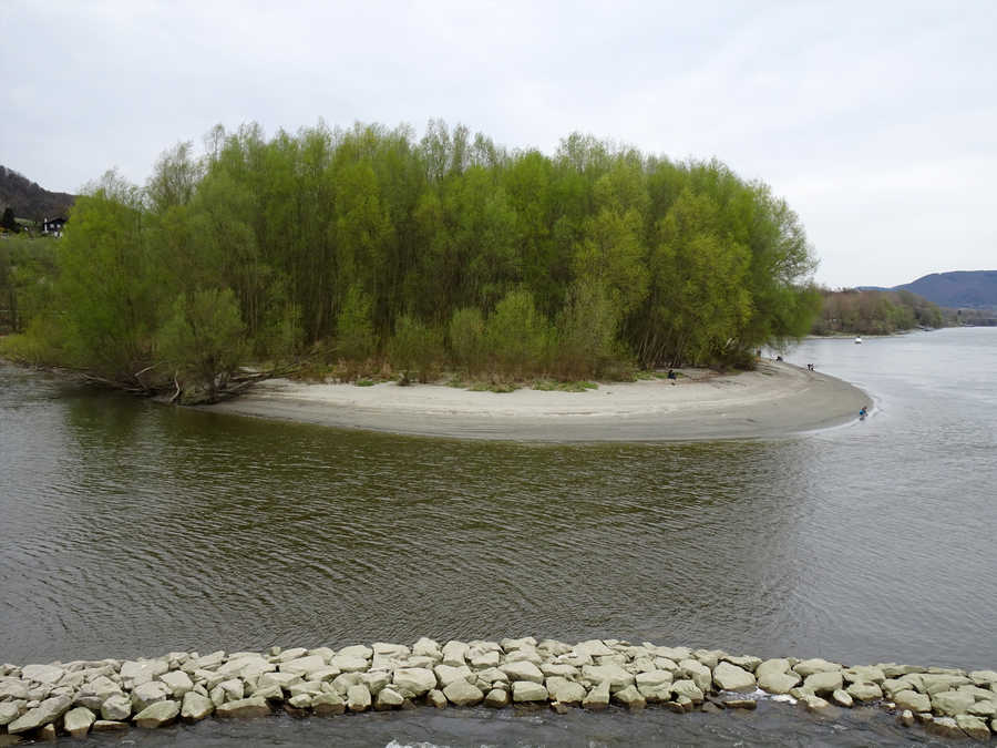 Donau - Hafeneinfahrt im Revier Emmersdorf