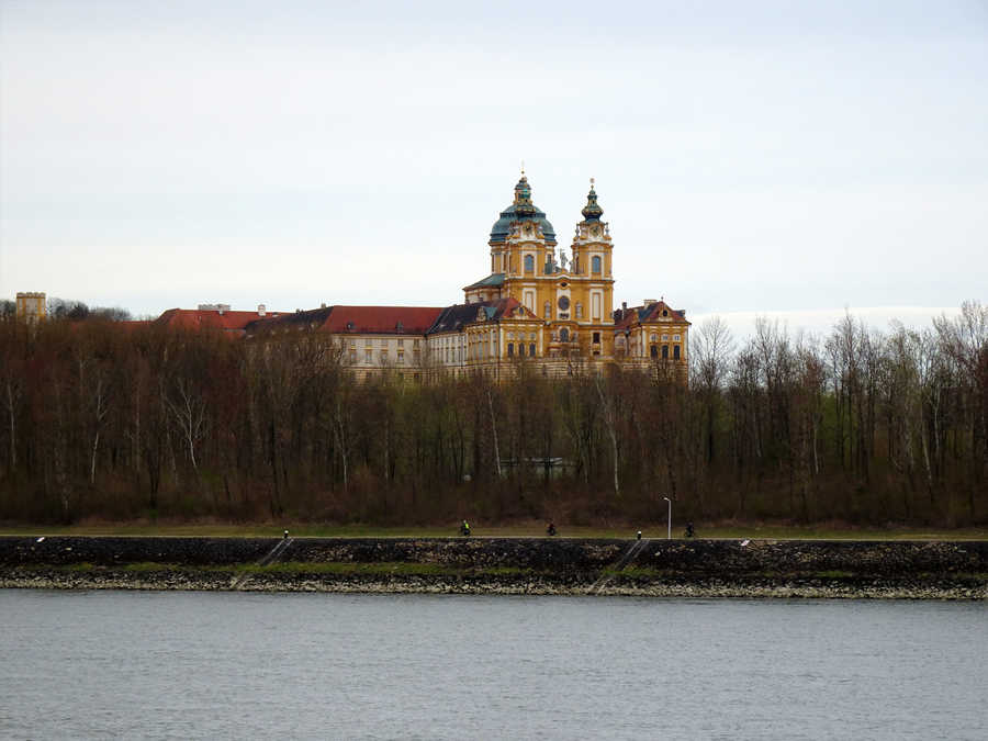 Blick über die Donau auf das Stift Melk