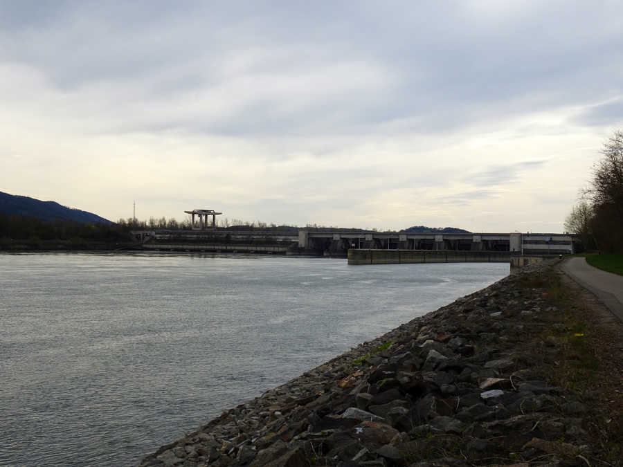 Donau unterhalb vom Donaukraftwerk Melk